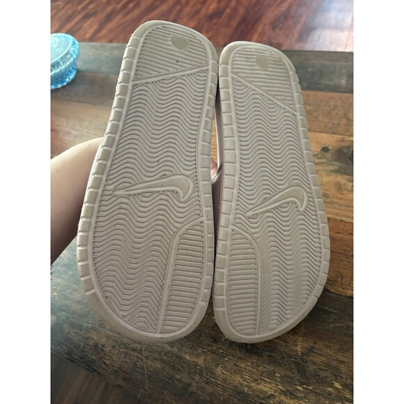 Women's Nike Benassi Rose Pink Silver Slides Slip On Sandals Flats Shoe Size 9 - Picture 3 of 4